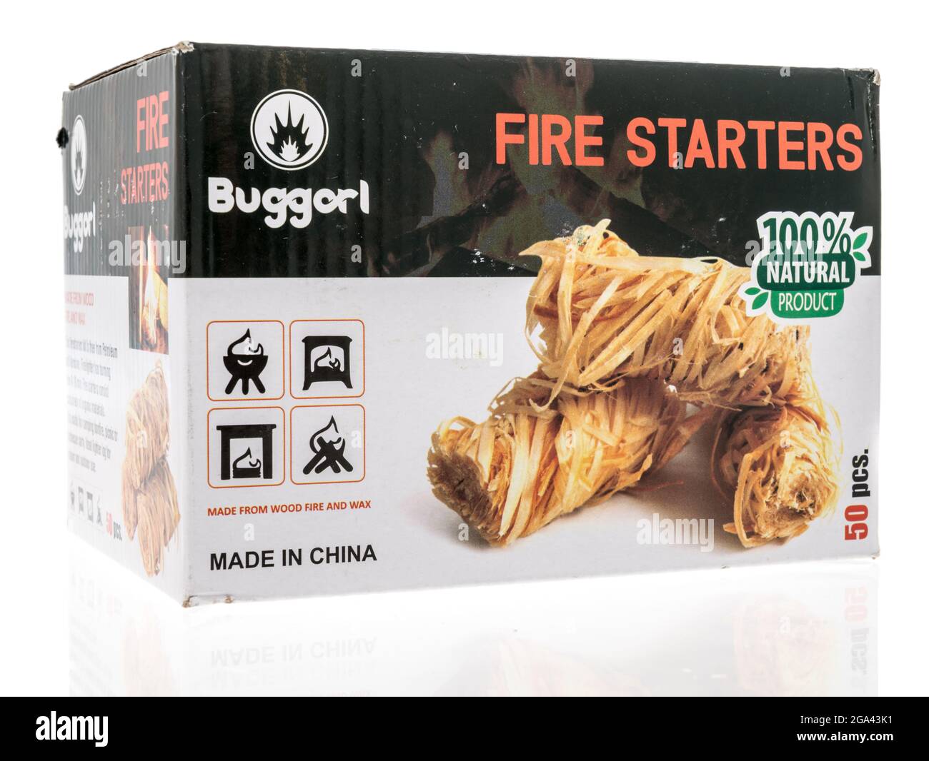 Winneconne, WI -25 Juli 2021: Ein Paket von Buggorl Feuerstartern für Holz, Holzkohle und Pellets auf einem isolierten Hintergrund Stockfoto