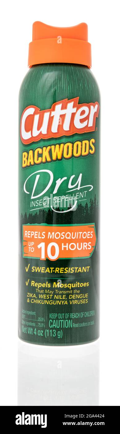 Winneconne, WI – 25. Juli 2021: Eine Flasche Cutter-Backwoods, trockenes Insektenschutzmittel auf einem isolierten Hintergrund Stockfoto