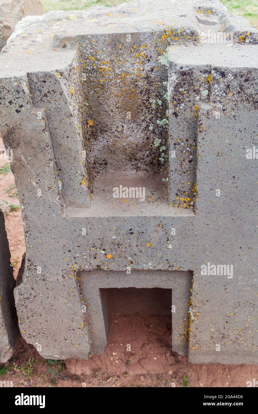 Präzise geschnitzter Stein in den Pumapunku Ruinen, präkolumbianische archäologische Stätte, Bolivien Stockfoto