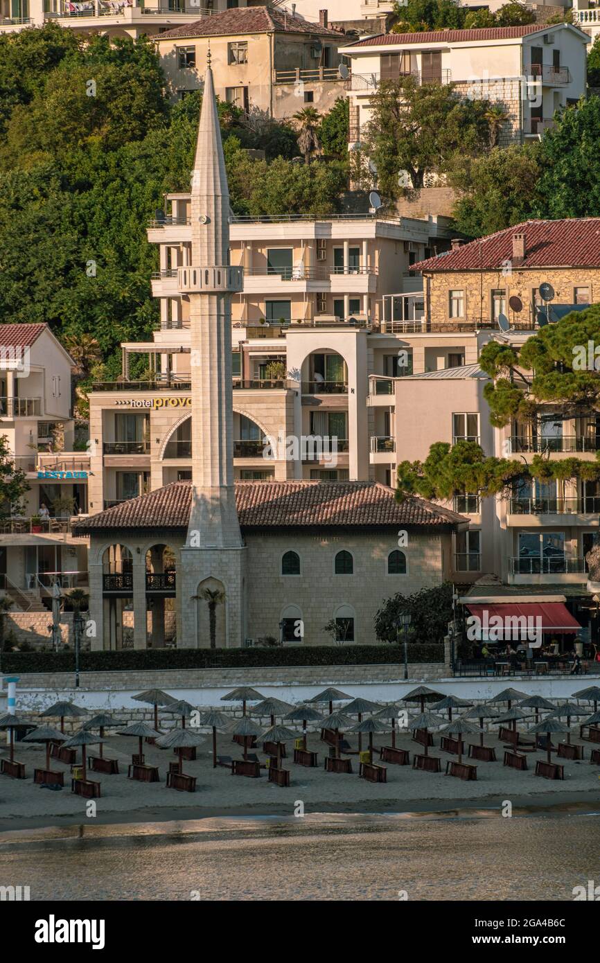 Blick auf die Moschee bei Sonnenuntergang mit Strand und Stadt in Ulcinj Montenegro Stockfoto