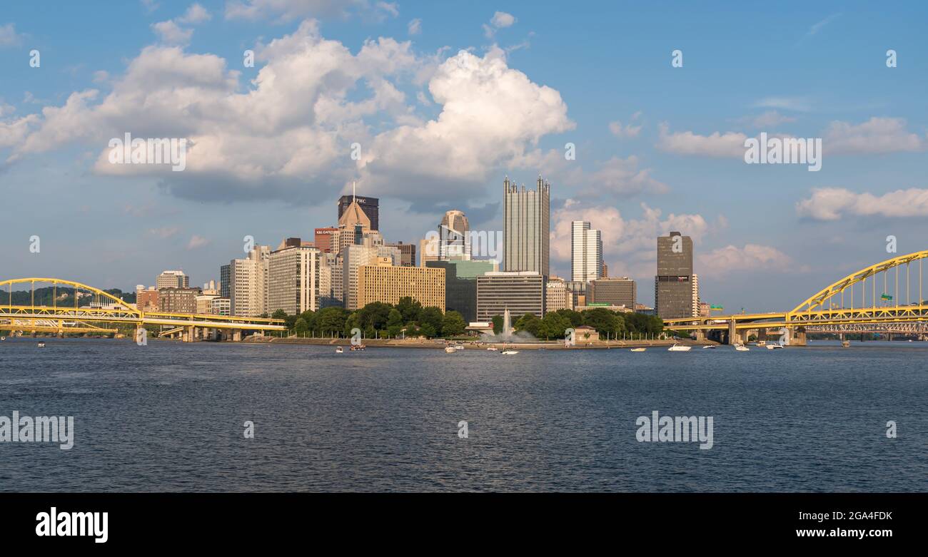 Der Brunnen am Point State Park mit der Innenstadt von Pittsburgh, Pennsylvania, USA im Hintergrund und Booten auf dem Fluss Stockfoto