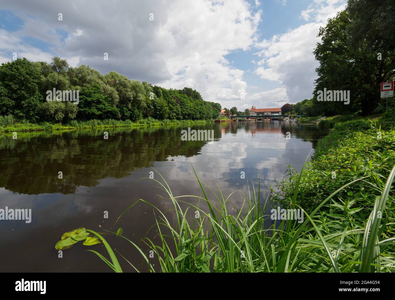 Kleinmachnow, Deutschland. Juli 2021. Die Kleinmachnower Schleusenanlage im Teltow-Kanal. Der Teltow-Kanal verläuft über rund 38 Kilometer durch Brandenburg und Berlin und ist eine wichtige Berliner Südumfahrung für die Handelsschifffahrt und ein beliebtes Ziel für Camper, Bootstouristen und auch Wanderer. In Dreilinden zum Beispiel gibt es in der Nähe des Kanalufers bis zum Machnower See mehr oder weniger schmale Fußwege. Quelle: Soeren Stache/dpa-Zentralbild/ZB/dpa/Alamy Live News Stockfoto