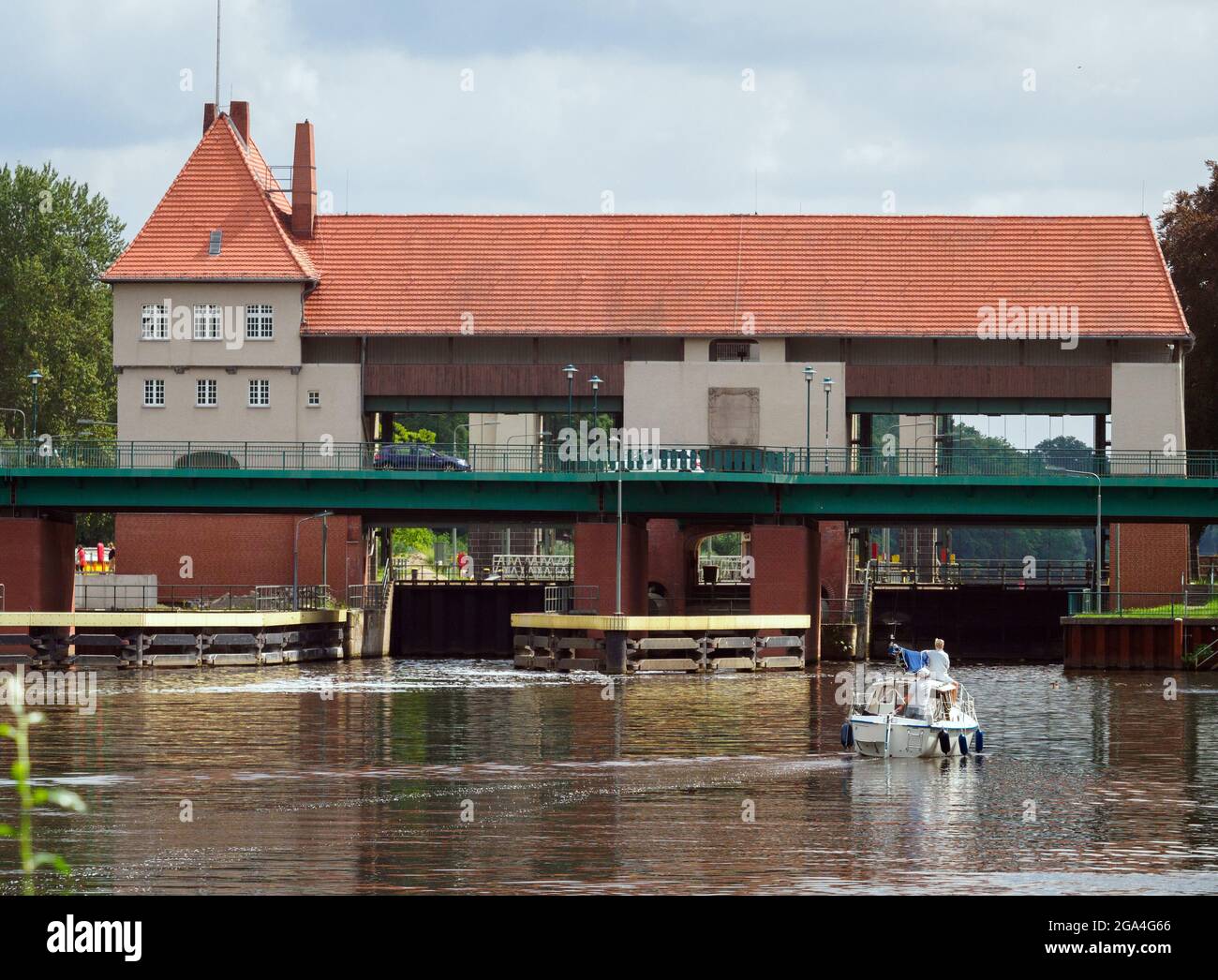 Kleinmachnow, Deutschland. Juli 2021. Ein Motorboot wartet im Teltow-Kanal vor der Kleinmachnower-Schleuse. Der Teltow-Kanal verläuft über rund 38 Kilometer durch Brandenburg und Berlin und ist eine wichtige Berliner Südumfahrung für die Handelsschifffahrt und ein beliebtes Ziel für Camper, Bootstouristen und auch Wanderer. In Dreilinden zum Beispiel gibt es in der Nähe des Kanalufers bis zum Machnower See mehr oder weniger schmale Fußwege. Quelle: Soeren Stache/dpa-Zentralbild/ZB/dpa/Alamy Live News Stockfoto