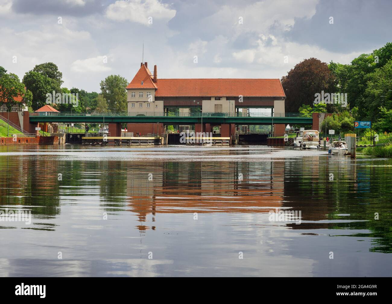 Kleinmachnow, Deutschland. Juli 2021. Die Kleinmachnower Schleusenanlage im Teltow-Kanal. Der Teltow-Kanal verläuft über rund 38 Kilometer durch Brandenburg und Berlin und ist eine wichtige Berliner Südumfahrung für die Handelsschifffahrt und ein beliebtes Ziel für Camper, Bootstouristen und auch Wanderer. In Dreilinden zum Beispiel gibt es in der Nähe des Kanalufers bis zum Machnower See mehr oder weniger schmale Fußwege. Quelle: Soeren Stache/dpa-Zentralbild/ZB/dpa/Alamy Live News Stockfoto