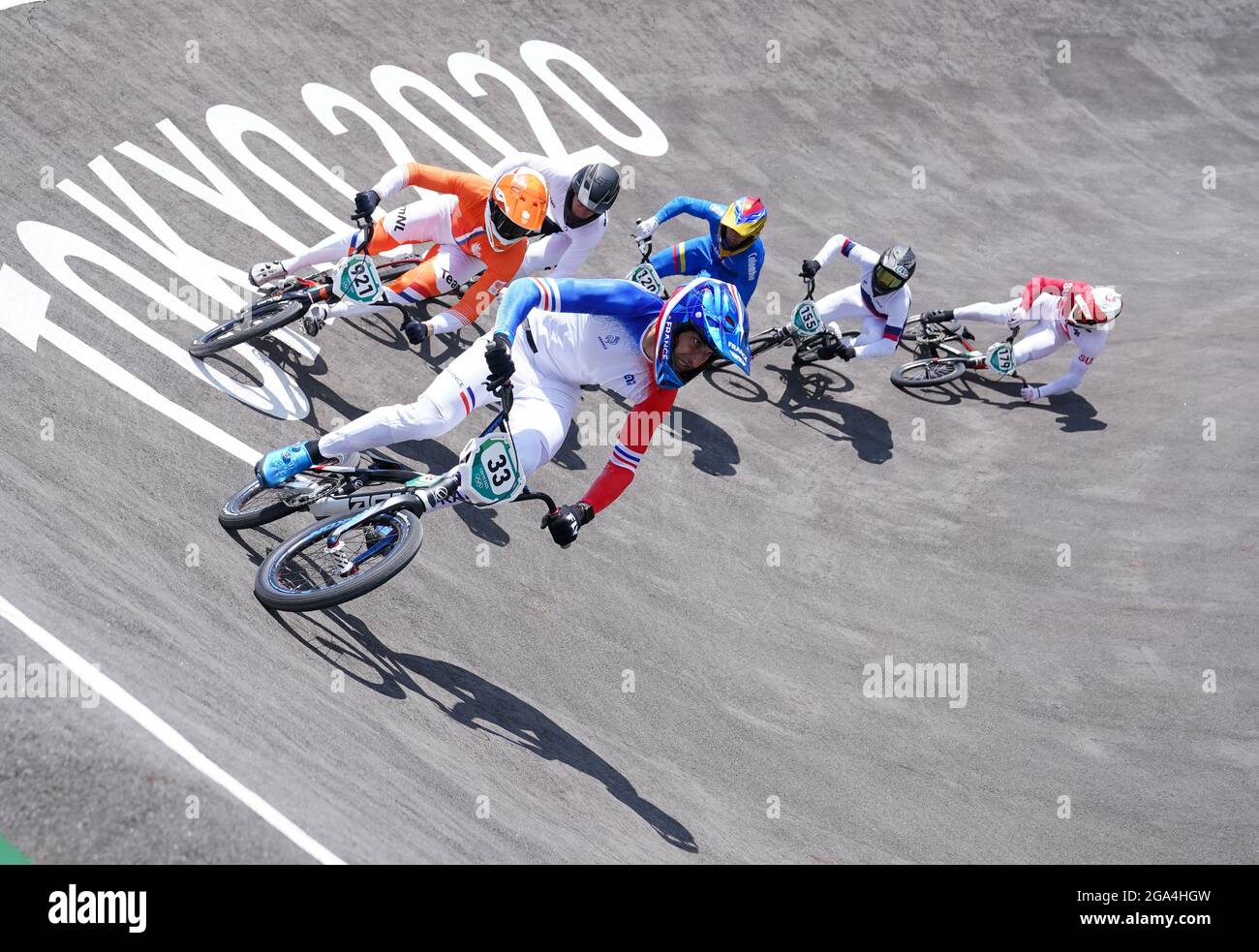 Der Schweizer Simon Marquart (rechts) fällt am sechsten Tag der Olympischen Spiele in Tokio 2020 in Japan in den BMX-Viertelfinale der Herren 3 Heat 3 im Ariake Urban Sports Park. Bilddatum: Donnerstag, 29. Juli 2021. Stockfoto