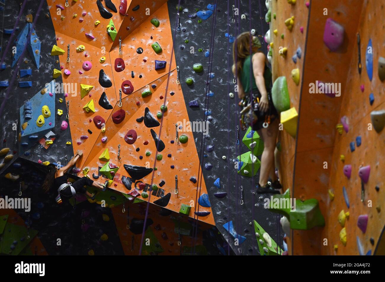 New York City, USA. Juli 2021. Zwei Kletterer nutzen „Auto Belay“, um im  Fox Room des Cliffs LIC Climbing and Fitness Center im Stadtteil Queens von  New York City, NY, am 28.
