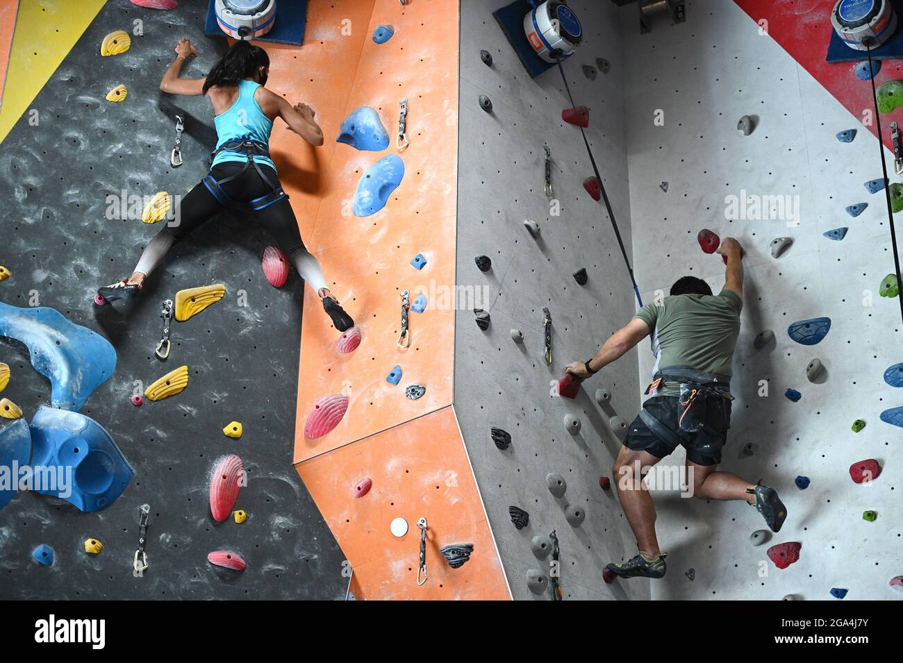 New York City, USA. Juli 2021. Zwei Kletterer nutzen „Auto Belay“, um im  Fox Room des Cliffs LIC Climbing and Fitness Center im Stadtteil Queens von  New York City, NY, am 28.