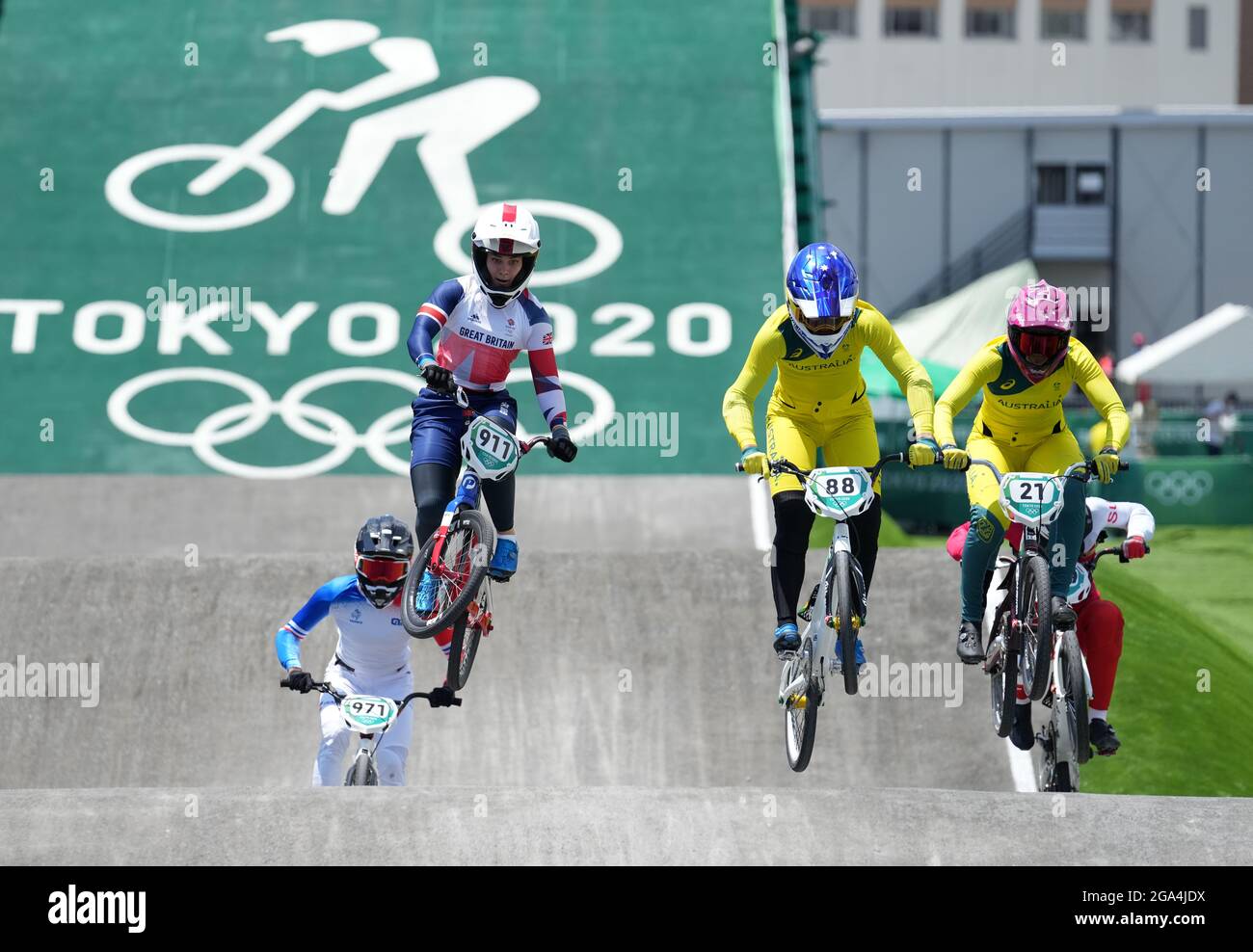 Der britische Bethany Shriever (zweite links) im BMX Racing Viertelfinale der Frauen führt am sechsten Tag der Olympischen Spiele 2020 in Tokio in Japan die 2 Heat 3 im Ariake Urban Sports Park durch. Bilddatum: Donnerstag, 29. Juli 2021. Stockfoto