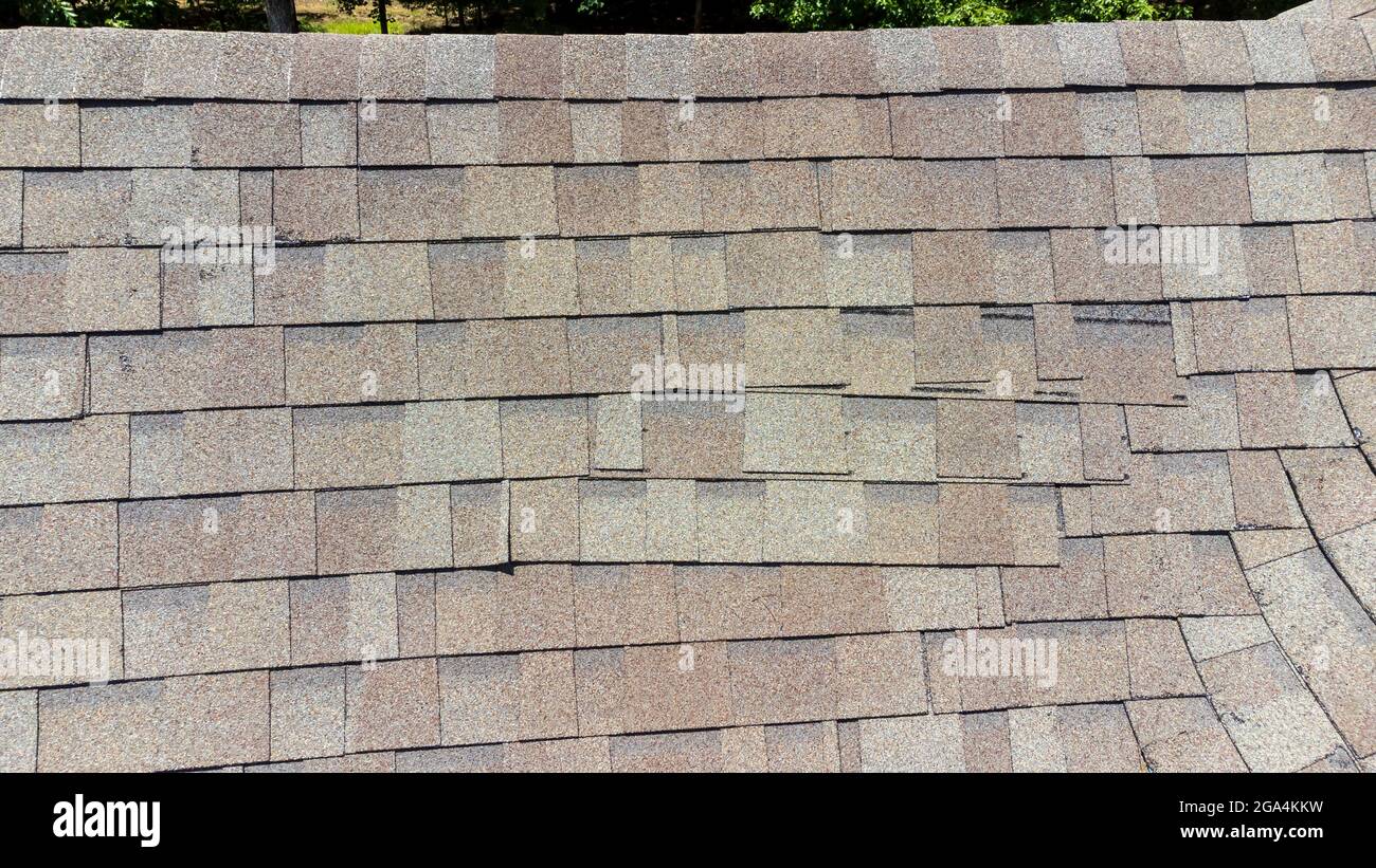 Dachschindeln beschädigt und reparaturbedürftig Stockfoto