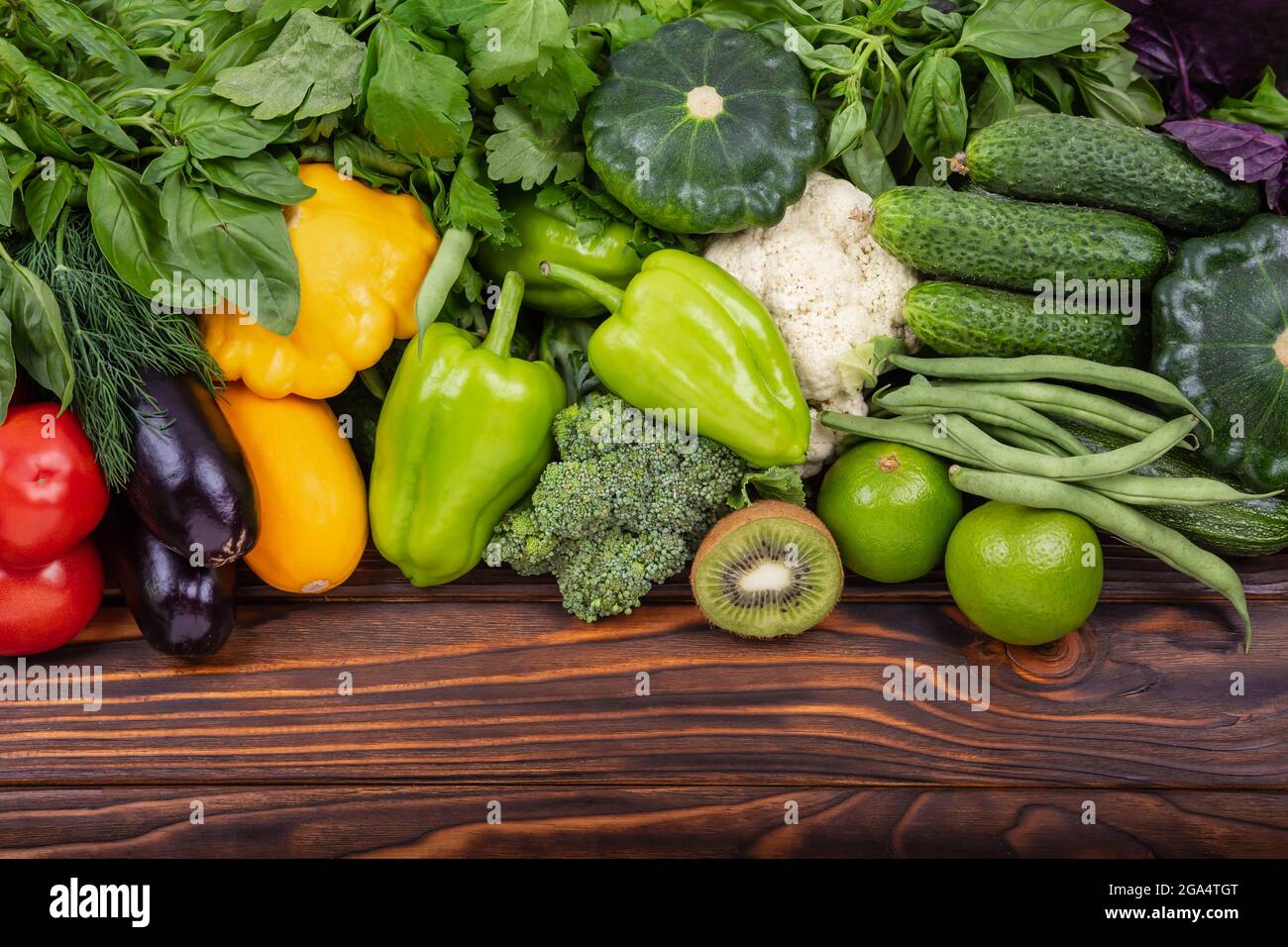 Auswahl an rohem Gemüse. Frisches Essen. Gemüse in gesunden Farben Stockfoto