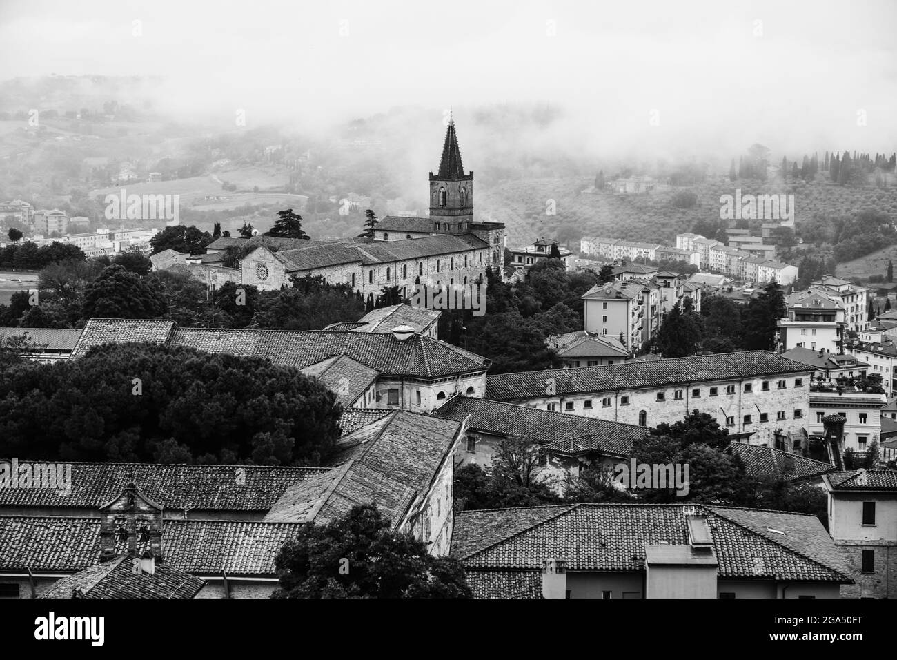 Schwarz-Weiß-Bild von Perugia in Italien mit Nebel über den Hügeln Stockfoto
