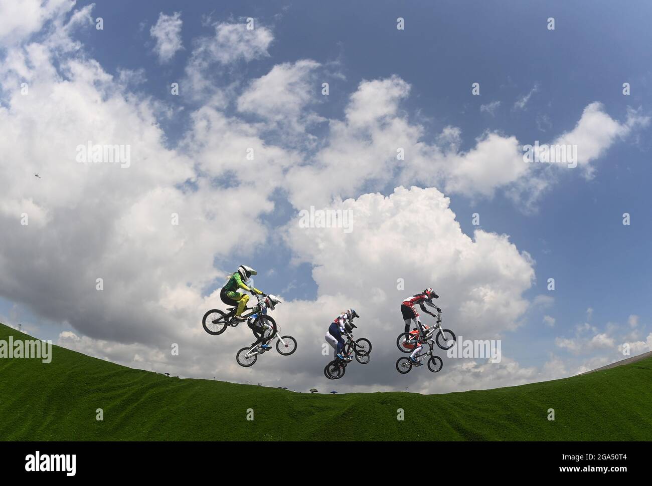 Tokio, Japan. Juli 2021. Die Athleten treten während des BMX-Rennviertelfinals der Frauen in Tokio, Japan, am 29. Juli 2021 an. Quelle: Li Ga/Xinhua/Alamy Live News Stockfoto