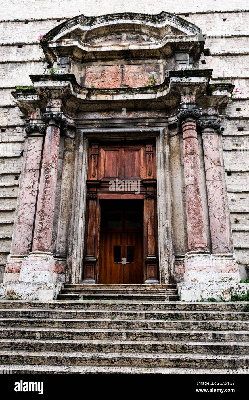 Tür zur Kathedrale San Lorenzo in Perugia Italien Stockfoto