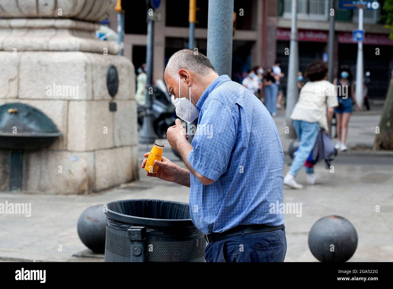 Mann geht durch den Müll, Barcelona, Spanien. Stockfoto