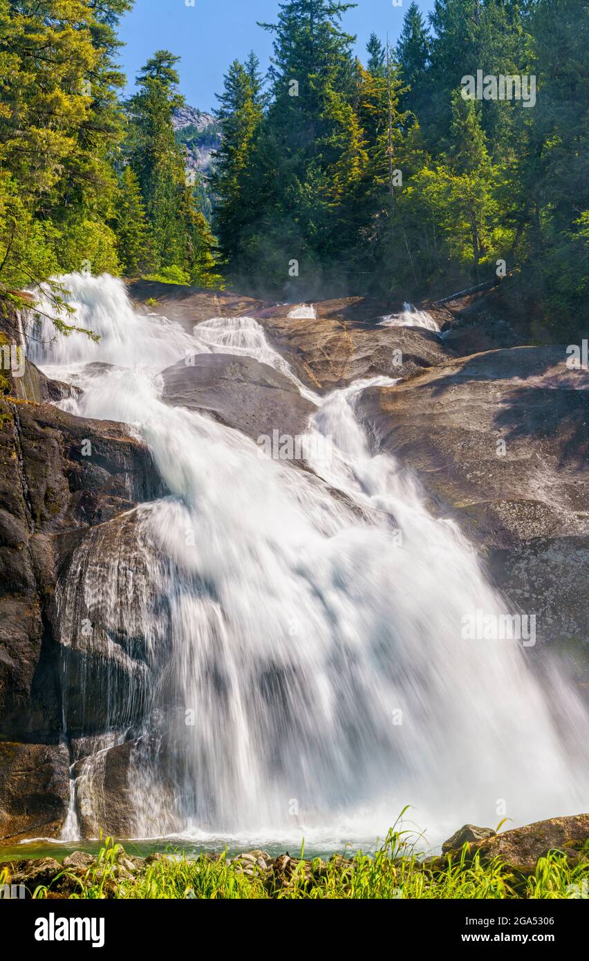 TSA’khwala Wasserfall. Flussufer entlang des Kingcome River Valley im Musgmagw Dzawada'enuwx Territory, First Nations Territory, British Columbia, Ca Stockfoto