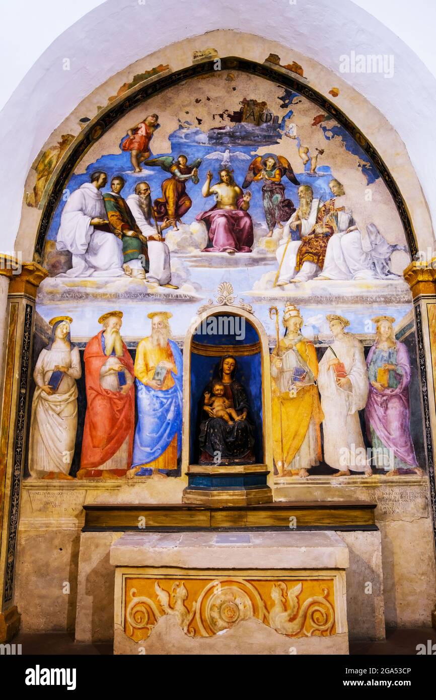 „Heilige Dreifaltigkeit umgeben von Heiligen“ von Raphael und Perugino in Cappella di San Servo in Perugia Italien Stockfoto
