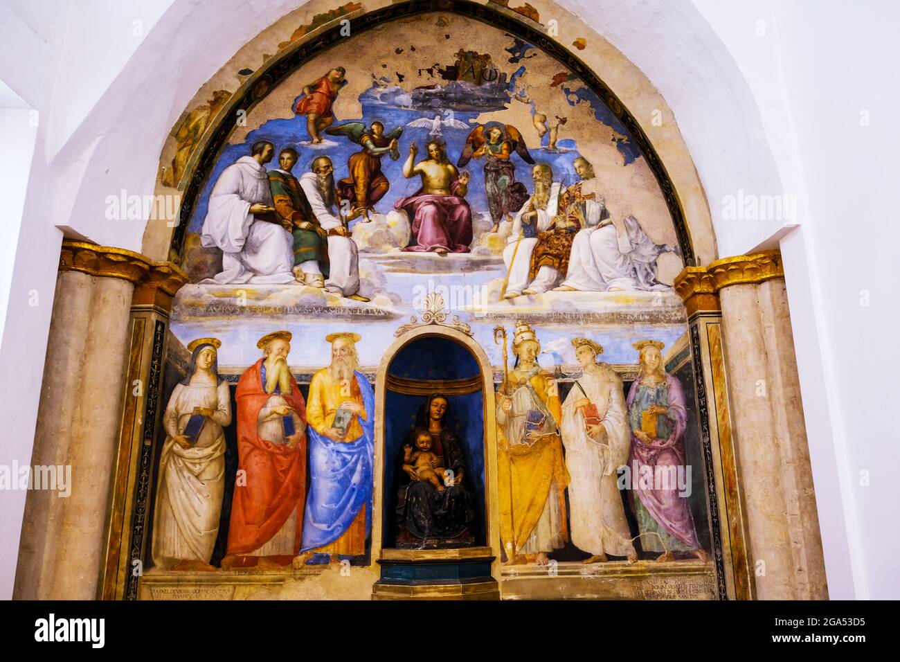 „Heilige Dreifaltigkeit umgeben von Heiligen“ von Raphael und Perugino in Cappella di San Servo in Perugia Italien Stockfoto