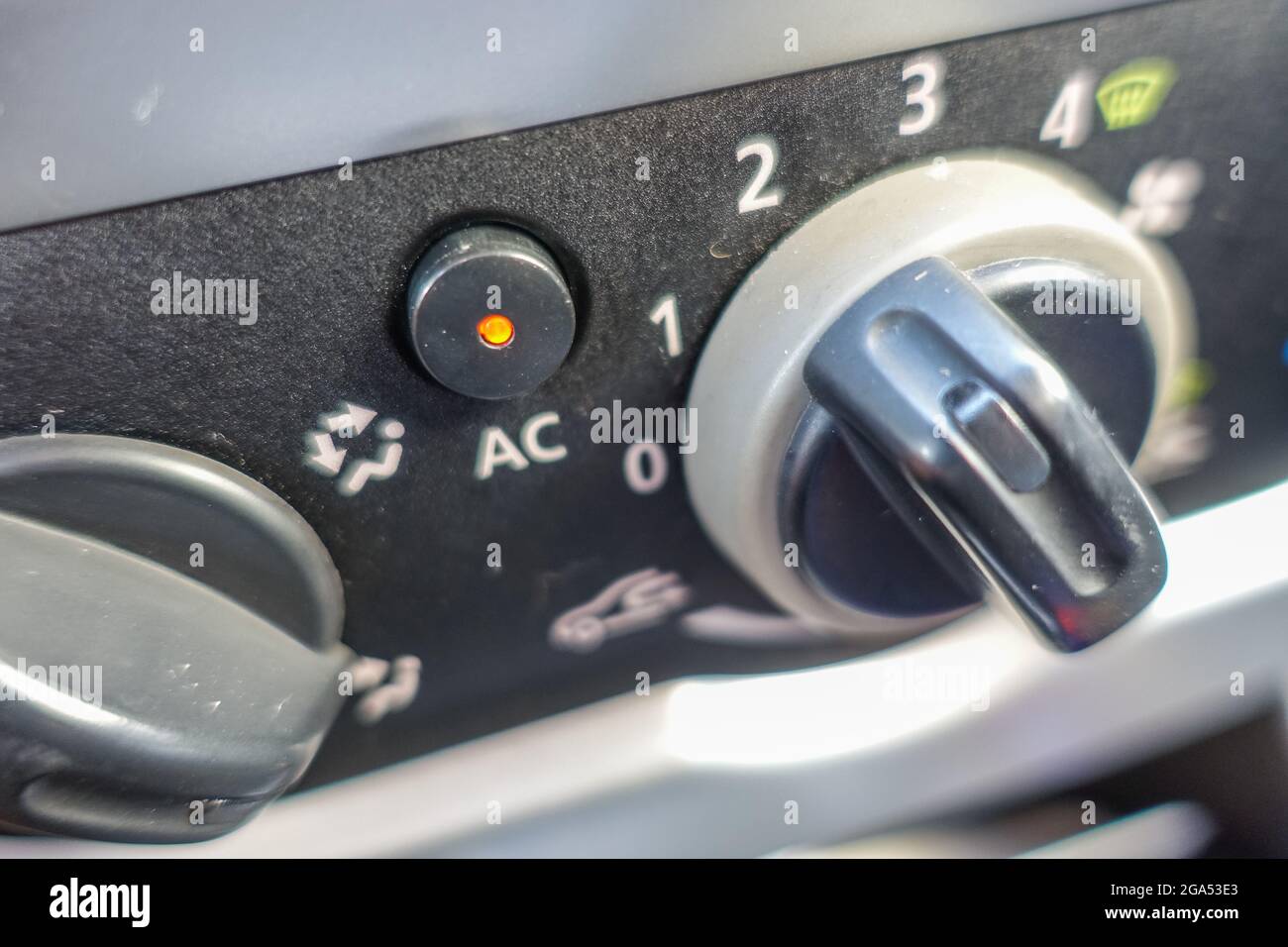 Danzig, Polen der Versuch, eine manuelle Klimaanlage (Klimaanlage) im Dacia  Sandero-Auto während eines heißen Sommertages einzurichten, wird am 28.  Juli 2021 in Danzig, Polen, gesehen.Quelle: Vadim Pacajev/Alamy Live News  Stockfotografie - Alamy