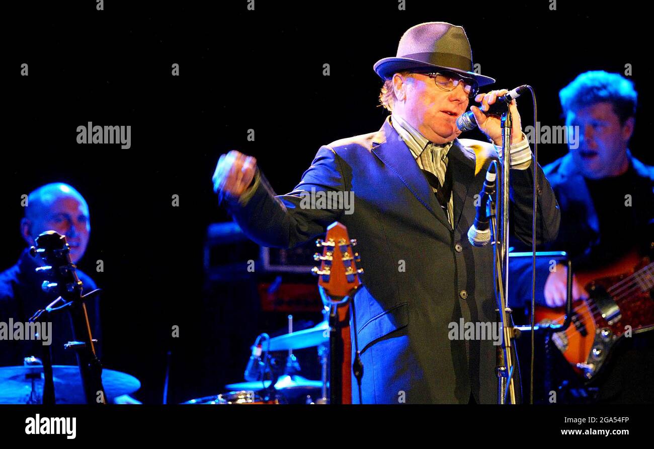 Der irische Musiker, Sänger und Songwriter Van Morrison tritt im Rathaus in Warrenpoint, Co. Down, Nordirland, auf. Stockfoto