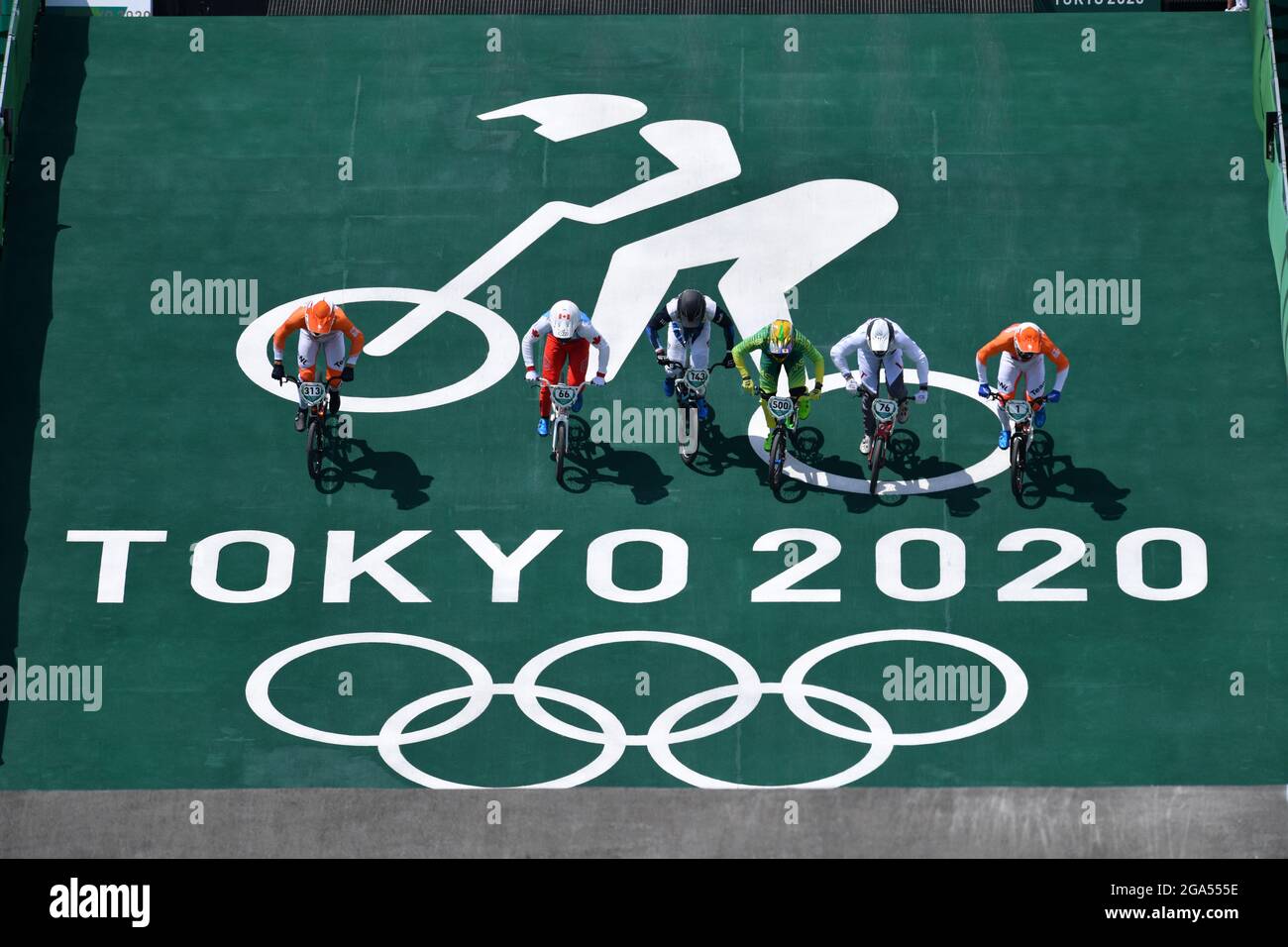 Tokio, Japan. Kredit: MATSUO. Juli 2021. KIMMANN Niek 313 (NED), PALMER James 66 (CAN), TORRES Nicolas 143 (ARG), REZENDE Renato 500 (BRA), BABRIS Helvijs 76 (LAT), van GENDT Twan 1 (NED) Radfahren : BMX Racing Männer-Viertelfinale während der Olympischen Spiele in Tokio 2020 im Ariake Urban Sports Park in Tokio, Japan. Kredit: MATSUO .K/AFLO SPORT/Alamy Live Nachrichten Stockfoto