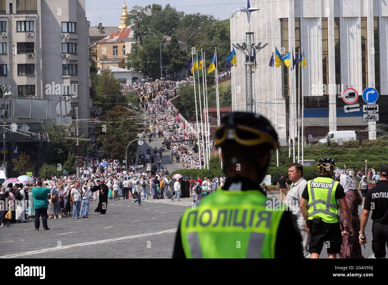 Nicht exklusiv: KIEW, UKRAINE - 27. JULI 2021 - die Kreuzprozession geht vom Wolodymyrsker Hügel zum Kiewer Pechersker Lavra dedi Stockfoto