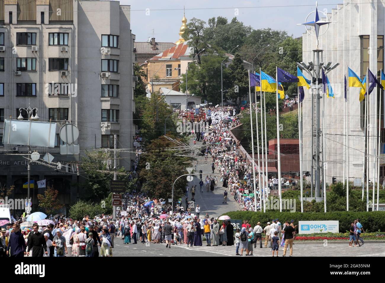 Nicht exklusiv: KIEW, UKRAINE - 27. JULI 2021 - die Kreuzprozession geht vom Wolodymyrsker Hügel zum Kiewer Pechersker Lavra dedi Stockfoto