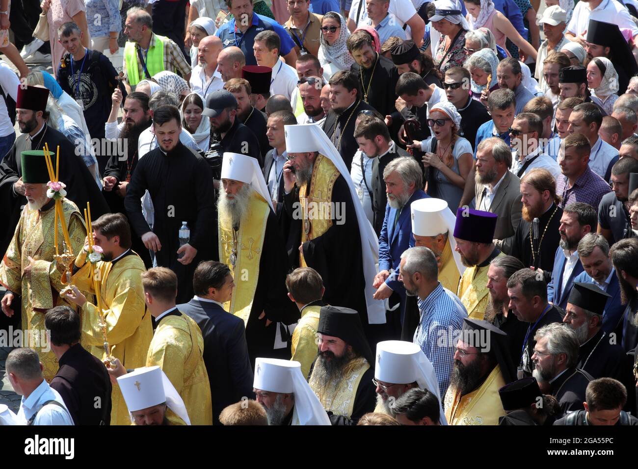 Nicht exklusiv: KIEW, UKRAINE - 27. JULI 2021 - Priester nehmen an der Kreuzprozession vom Wolodymyrska-Hügel (St. Wolodymyr-Hügel) zum Kiewer Pecher Teil Stockfoto