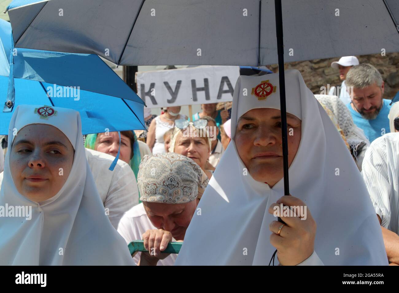 Nicht exklusiv: KIEW, UKRAINE - 27. JULI 2021 - Nonnen nehmen an der Kreuzprozession vom Wolodymyrska-Hügel (St. Wolodymyr-Hügel) zum Kiewer Pechersk Teil Stockfoto