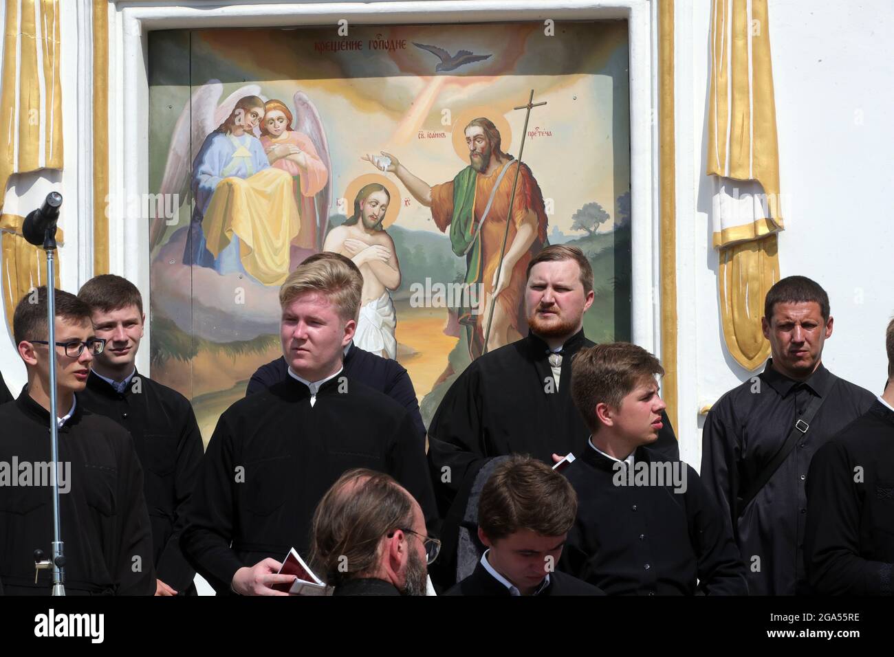 Nicht exklusiv: KIEW, UKRAINE - 27. JULI 2021 - Religionsstudenten nehmen an der Kreuzprozession vom Wolodymyrska-Hügel (St. Wolodymyr-Hügel) zum Teil Stockfoto