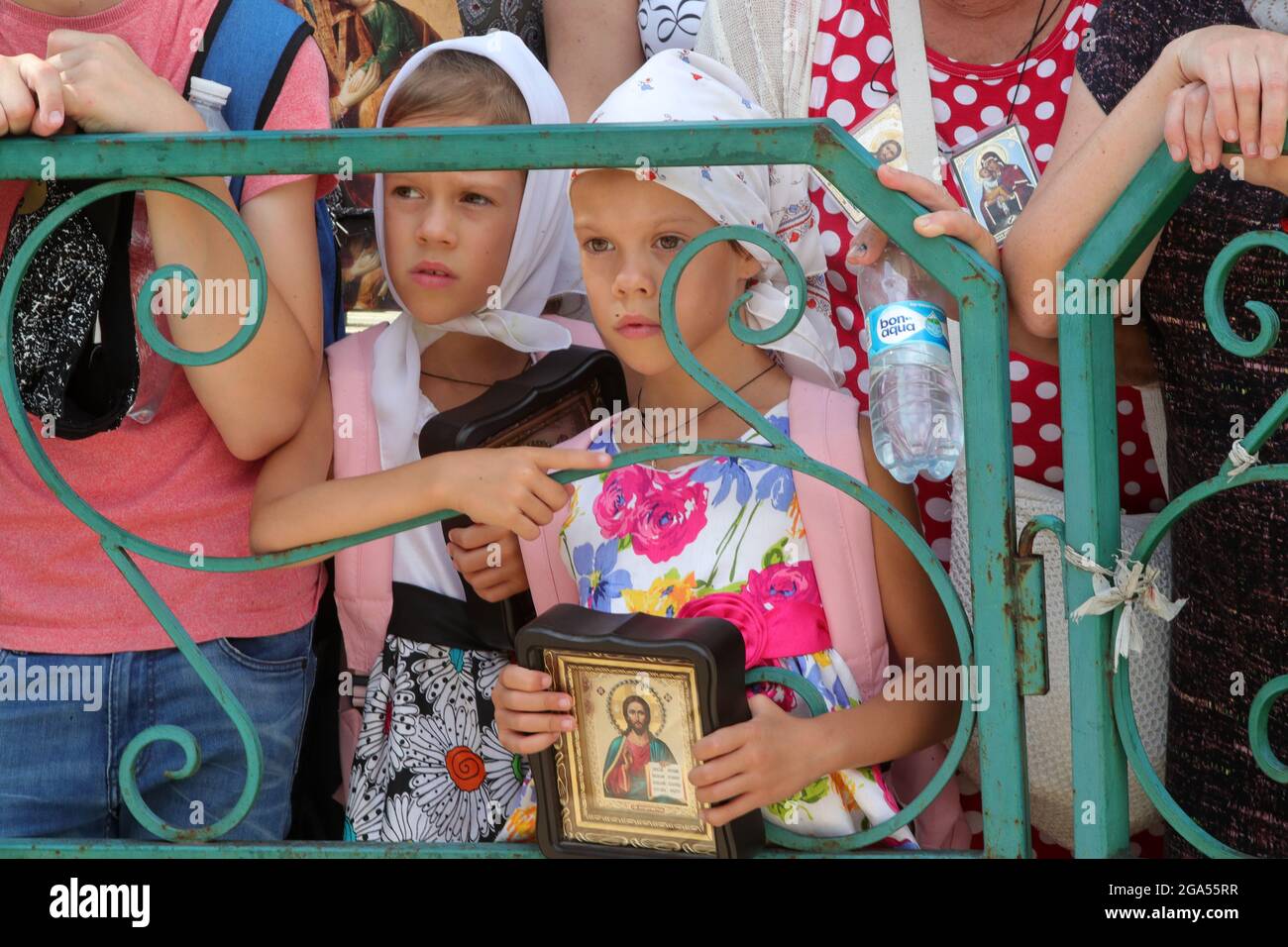 Nicht exklusiv: KIEW, UKRAINE - 27. JULI 2021 - Mädchen halten Ikonen während der Kreuzprozession vom Wolodymyrska-Hügel (St. Wolodymyr-Hügel) zum Kiewer P Stockfoto