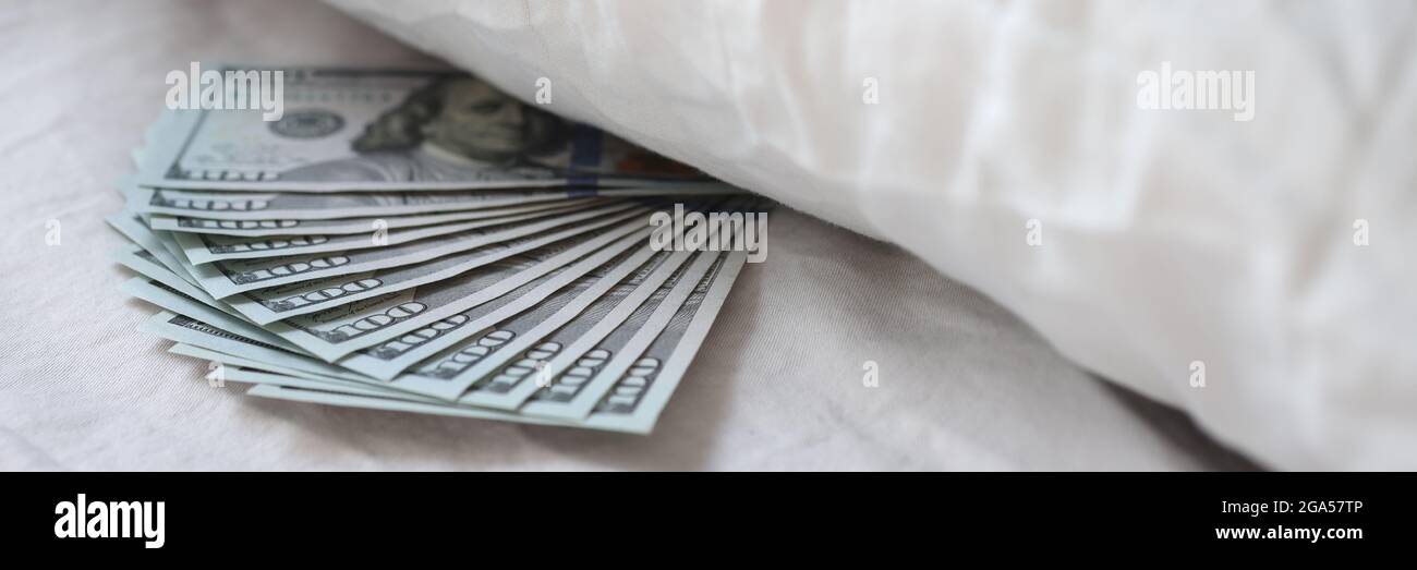 In der Nähe des Schlafzimmers lagen viele amerikanische Dollar unter dem Kissen Stockfoto