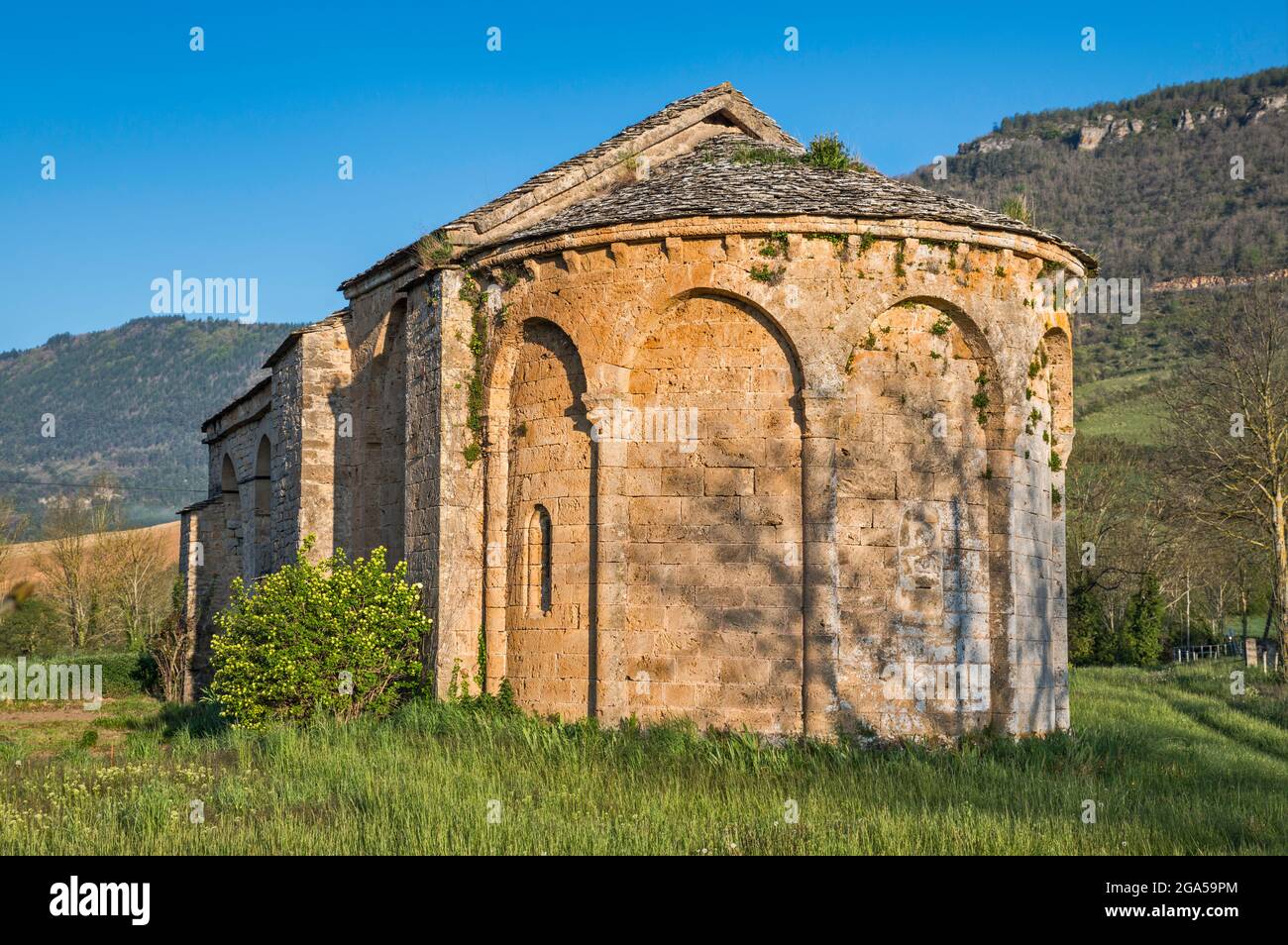 Romanische Kirche in der Nähe der Stadt Nant, Gemeinde im Departement Aveyron, Vallee de la Dourbie (Tal des Flusses Dourbie), Region Causses, Ockitanie, Frankreich Stockfoto