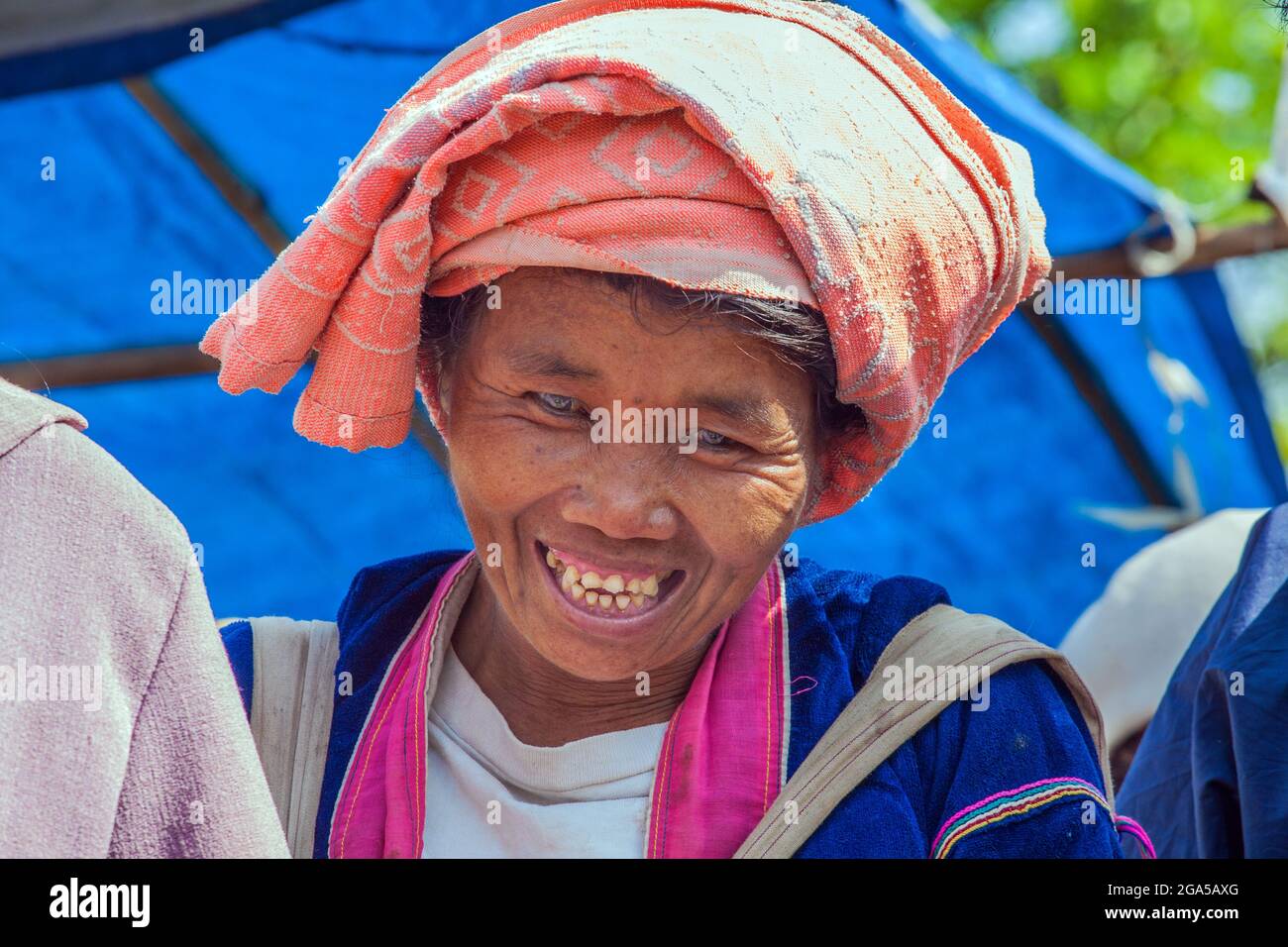 Weibchen aus Pa'o (Pa-o) Hill Stamm trägt rosa Turban Kauf Gemüse in Kalaw, Shan Staat, Myanmar Stockfoto