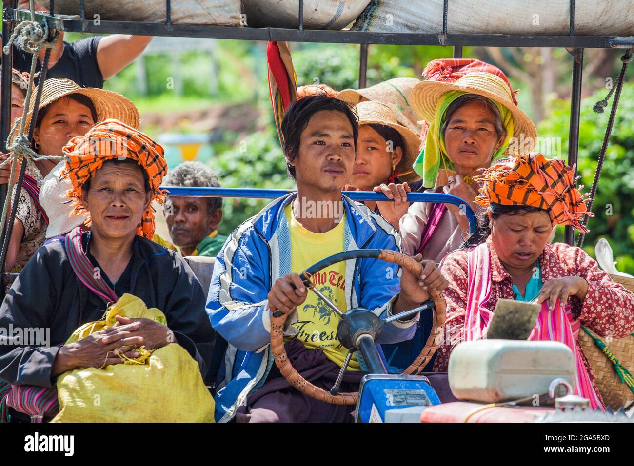 PAO/Pa-o-Bergvolk-Passagiere ethnischer Minderheiten, die auf einem überfüllten Pick-up-Truck in Kalaw, Myanmar, fahren Stockfoto