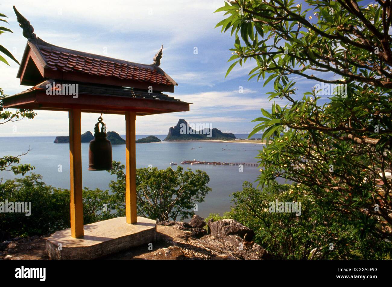 Thailand: Eine Tempelglocke im Wat Thammikaram. AO Prachuap (Prachuap Bay) von Khao Chong Krajok (Mirror Mountain), Prachuap Khiri Khan. Historisch gesehen ist Prachuap als einer der sieben Landepunkte von Bedeutung, an denen imperiale japanische Truppen 1941 auf ihrem Weg nach Süden, um Malaya und Singapur zu besetzen, an Land stürmten. Die Stadt ist auf der Landseite von zerklüfteten Kalksteinbergen umringt, von denen einer Khao Chong Krajok oder ‘Spiegel-Tunnelberg’ ist. Auf dem Hügel thront ein Tempel namens Wat Thammikaram, der als Prachuaps am meisten verehrte Stätte dient. Stockfoto