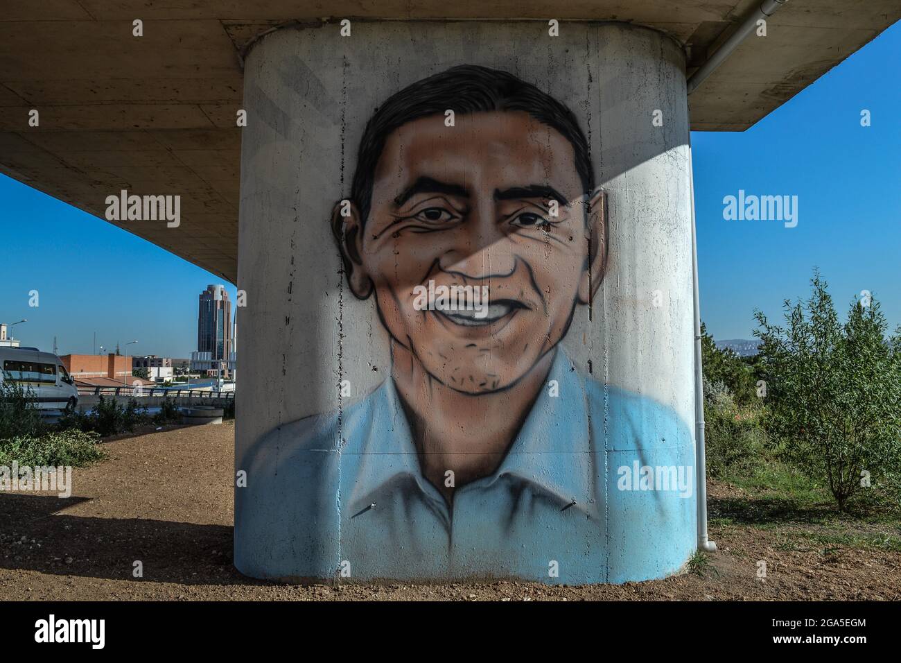 Ankara, Türkei. Juli 2021. Das Kunstteam der Stadtverwaltung Ankara (ABB) malt eine Brückensäule mit einem Graffiti des deutsch-türkischen Wissenschaftlers Ugur Sahin, der am Donnerstag, den 29. Juli, in Ankara, Türkei, den BioNTech-Coronavirus-Impfstoff mit Pfizer hergestellt hat, 2021. (Foto: Altan Gocher/GocherImagery/Sipa USA) Quelle: SIPA USA/Alamy Live News Stockfoto