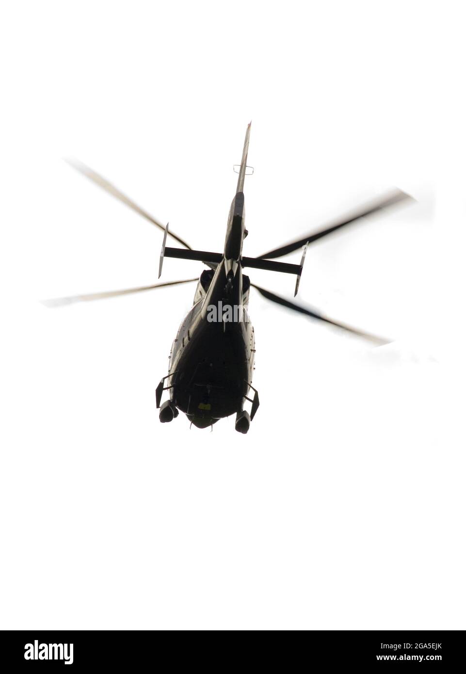 Low-Angle-Aufnahme eines fliegenden Hubschraubers auf weißem Hintergrund Stockfoto