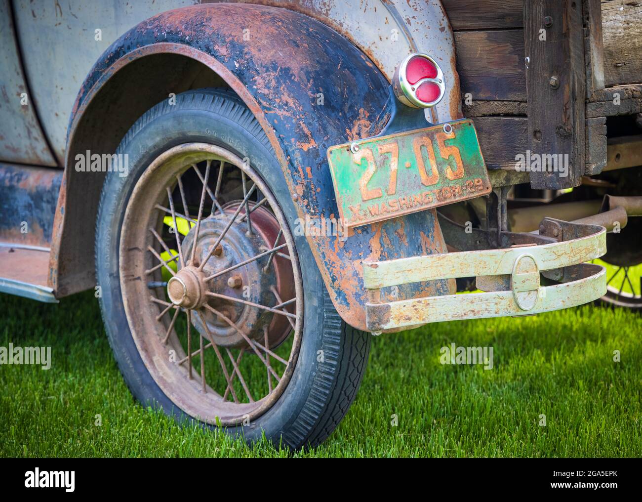 Altes Auto vor der Scheune „in god we Trust“ in Latah, einer Stadt im Spokane County, Washington, USA Stockfoto