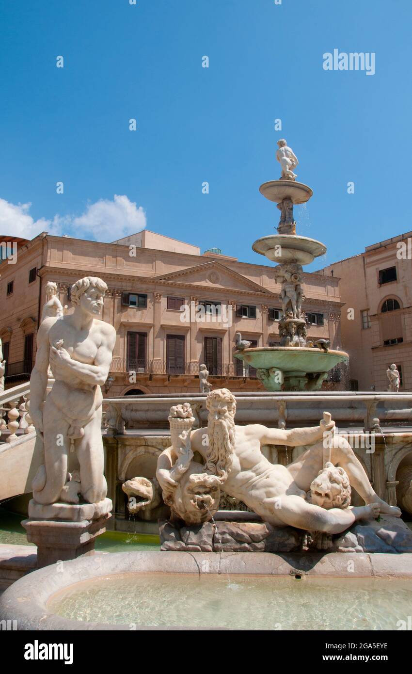 Italien: Der Praetorianische Brunnen (Fontana Pretoria) aus dem 16. Jahrhundert, Piazza Pretoria, Palermo, Sizilien. Der Praetorianische Brunnen befindet sich im Herzen des historischen Zentrums von Palermo und stellt das wichtigste Wahrzeichen der Piazza Pretoria dar. Der Brunnen wurde ursprünglich von Francesco Camilliani (1530 - 1586), einem toskanischen Bildhauer, in der Stadt Florenz im Jahr 1554 gebaut, wurde aber 1574 nach Palermo verlegt Stockfoto