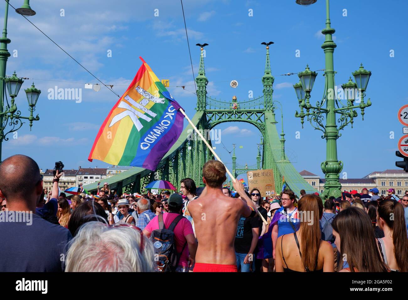 Menschen mit Rinbow-Flagge feiern den 26. Budapest Pride März 2021 Forderungen nach besseren Rechten und Gleichheit. Budapest Pride ist eine Reihe von LGBTQ-Veranstaltungen Stockfoto