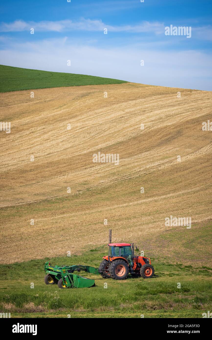 Traktor- und Landmaschinen im Palouse-Gebiet im Osten des Staates Washington Stockfoto