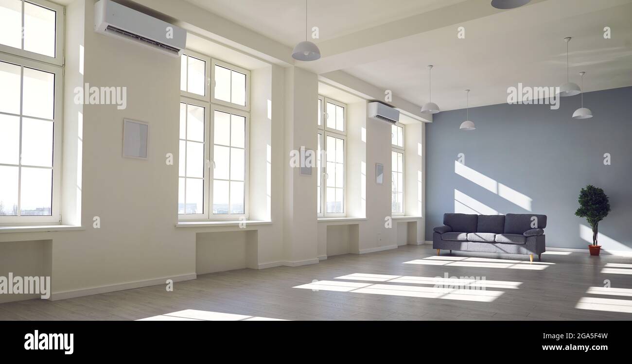 Innenraum eines großen hellen leeren Raumes einer geräumigen unmöblierten Wohnung an einem hellen Tag Stockfoto