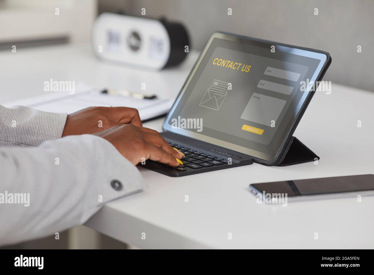 Frau, die ein Tablet verwendet und eine Nachricht im Kontaktformular auf der Landing Page oder Website schreibt Stockfoto