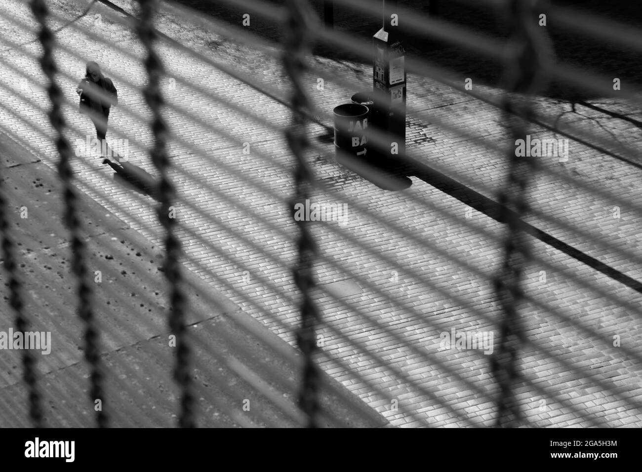 Verdeckte Ansicht von Fußgängern, die über den Deptford Market Yard, Deptford, London, Großbritannien, laufen Stockfoto