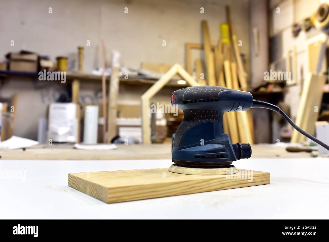 Elektrischer Holzschleifer auf Holztisch in der Werkstatt. Werkzeugkonzept  Holzbearbeitung. Möbel Metallpolierer, Dander DIY Power-Tools Puffer  Schleifmaschine Stockfotografie - Alamy