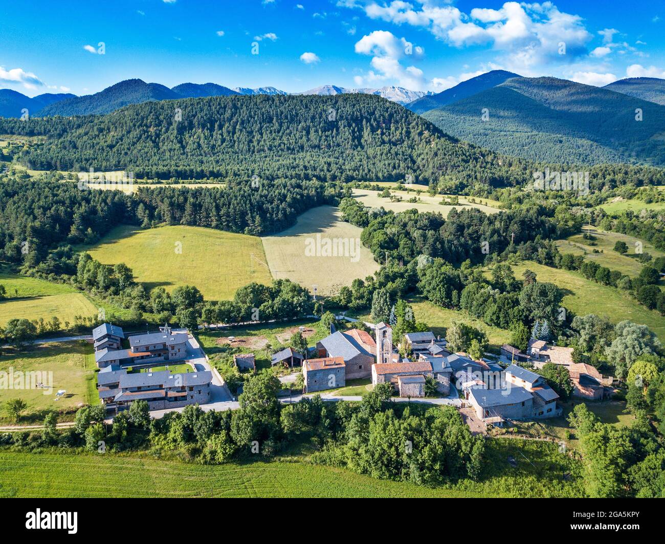 Luftaufnahme der Kirche Santa Eugènia de Nerellà in Bellver de Cerdanya Alp Pirineu Lleida Provinz Katalonien Spanien. Unter den traditionellen Häusern in Stockfoto