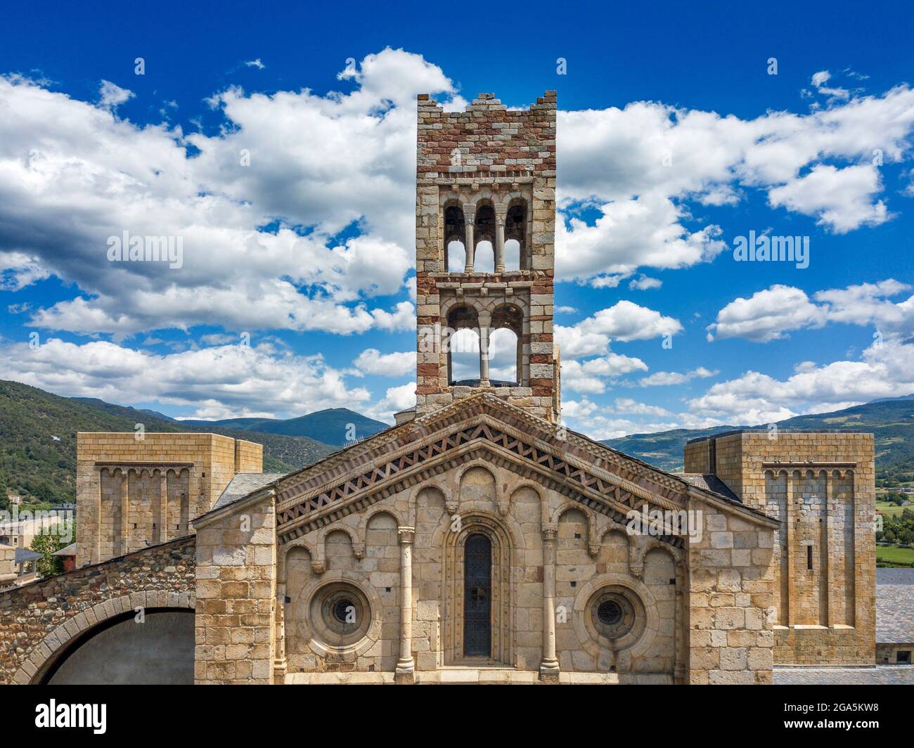 Luftaufnahme der Fassade der romanischen Kathedrale von Santa Maria in La Seu d'Urgell, Lleida, Katalonien, Spanien. Die Kathedrale von Santa Maria d'Urg Stockfoto