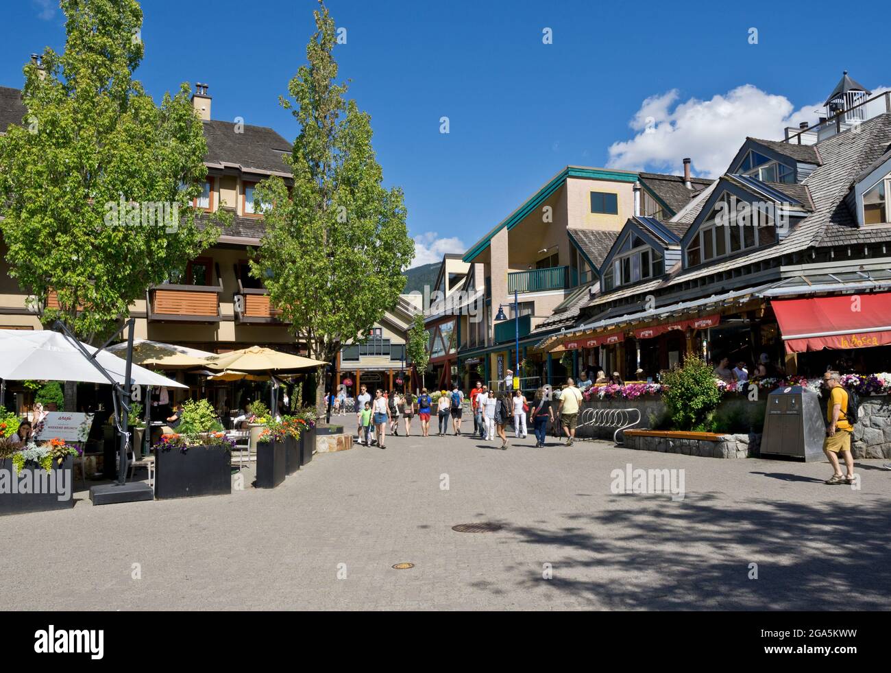 Whistler Village im Juli 2021. Village Square in Whistler, British Columbia, Kanada. Stockfoto