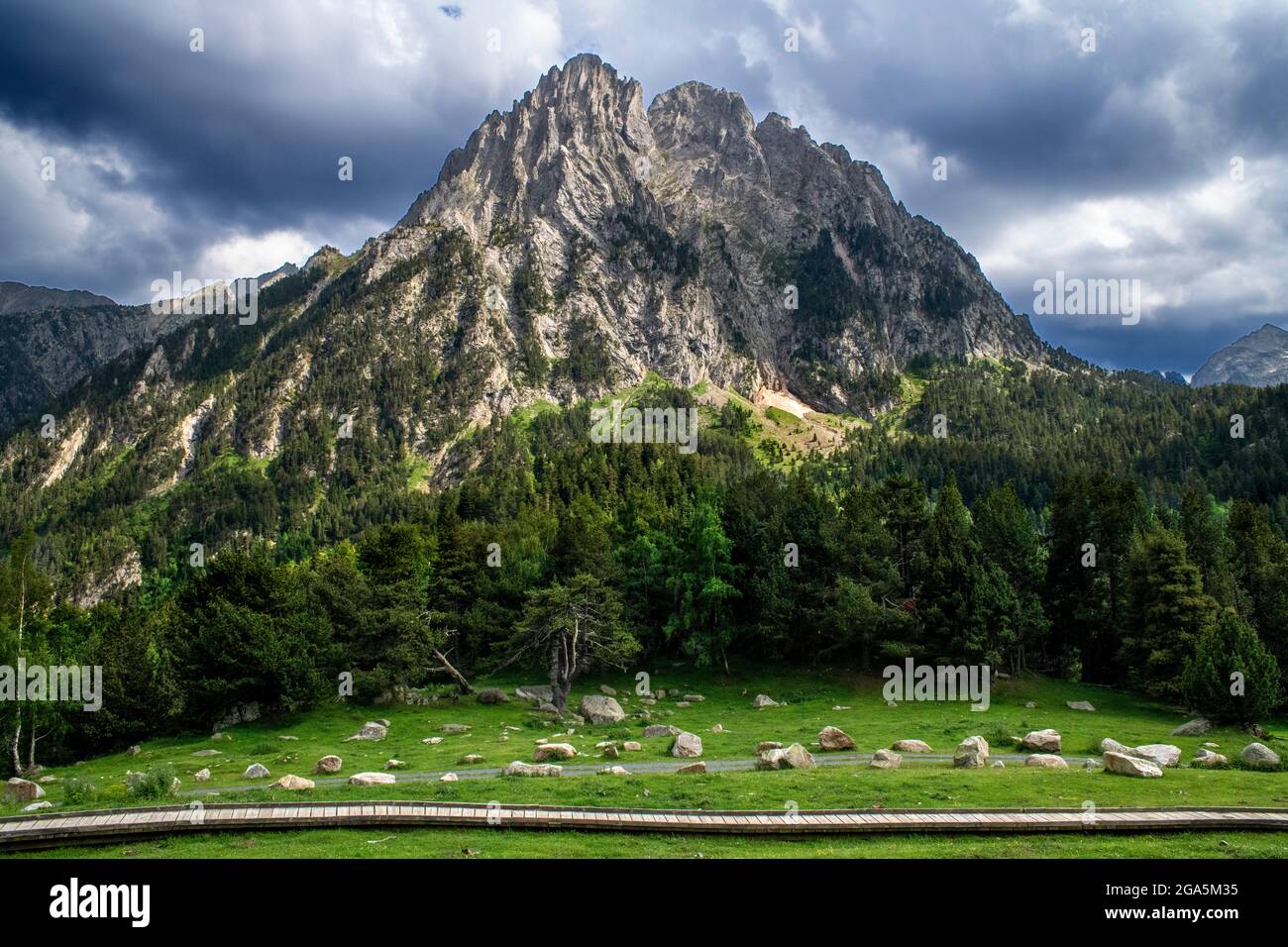 Encantats Gipfel vom See Sant Maurici aus gesehen, an einem Frühlingsnachmittag Aiguestortes i Sant Maurici Nationalpark, Pyrenäen. Los encantados oder Encantats Stockfoto