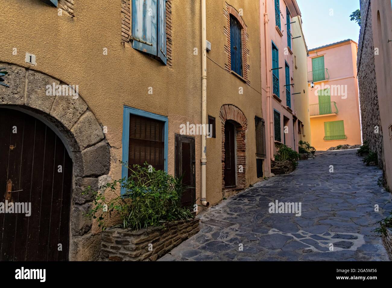 Straßen in der Altstadt, Collioure, Pyrenees-Orientales, Languedoc-Roussillon, Frankreich. Stockfoto
